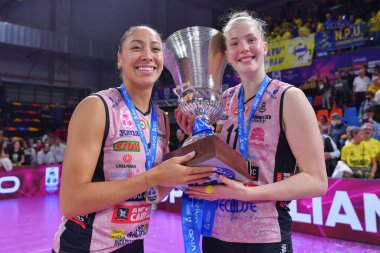 Alexa Gray (Prosecco Doc Imoco Conegliano) ve Isabelle Haak (Prosecco Doc Imoco Conegliano) İtalyan Süper Kupa Kadın Prosecco Doc Imoco Conegliano 'ya karşı Igor Gorgonzola Novara' nın 2 Kasım 'da Floransa' da düzenlenen Pala Wanny 'de zaferini kutladılar.