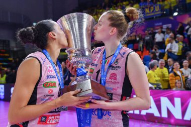 Alexa Gray (Prosecco Doc Imoco Conegliano) ve Isabelle Haak (Prosecco Doc Imoco Conegliano) İtalyan Süper Kupa Kadın Prosecco Doc Imoco Conegliano 'ya karşı Igor Gorgonzola Novara' nın 2 Kasım 'da Floransa' da düzenlenen Pala Wanny 'de zaferini kutladılar.