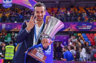 Daniele Santarelli (Prosecco Doc Imoco Conegliano 'nun baş antrenörü) İtalyan Süper Kupa Kadın Prosecco Doc Imoco Conegliano, Igor Gorgonzola Novara' ya karşı 26 Kasım 2022 'de Floransa' daki Pala Wanny 'de kazandığı zaferi kutluyor.