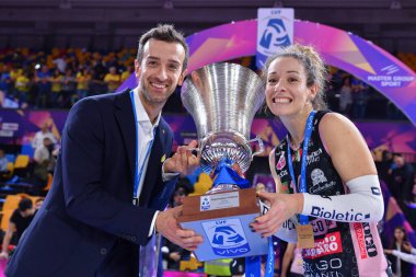 Daniele Santarelli (Prosecco Doc Imoco Conegliano 'nun baş antrenörü) ve Monica De Gennaro (Prosecco Doc Imoco Conegliano) İtalyan Süper Kupa Kadın Prosecco Doc Imoco Conegliano ile Igor Gorgonzola Novara arasındaki zaferi F' deki Pala Wanny 'de kutluyorlar.