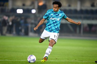 Juventus 'un İtalya futbolu sırasındaki Juan Cuadrado portresi 10 Kasım 2022' de İtalya 'nın Verona kentindeki Marcantonio Bentegodi Stadyumu' nda Hellas Verona FC 'ye karşı Juventus FC (portreler arşivi) maçı.