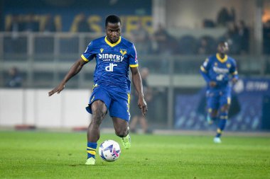 Verona 'nın İtalya futbolu Serie A maçındaki Yayah Kallon portresi 10 Kasım 2022' de İtalya 'nın Verona kentindeki Marcantonio Bentegodi stadyumunda Hellas Verona FC' ye karşı Juventus FC (portreler arşivi) maçında çekildi.