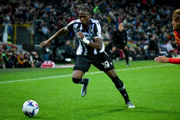 Udinese 'nin Kingsley Ehizibue portresi İtalyan futbolu Serie A maçı sırasında Udinese Calcio ile ABD Lecce (portreler arşivi) Udine, İtalya' da Dacia Arena stadyumunda, Kasım 04, 2022 - Fotoğraf: Ettore Griffon