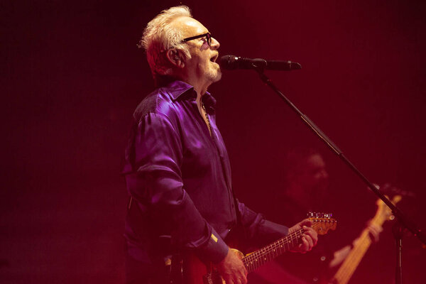 Умберто Тоцци во время концерта итальянской певицы Умберто Тоцци - Gloria forever il tour at the Teatro Team in Bari, Italy, December 21, 2022 - Credit: Oronzo Lavermicocc