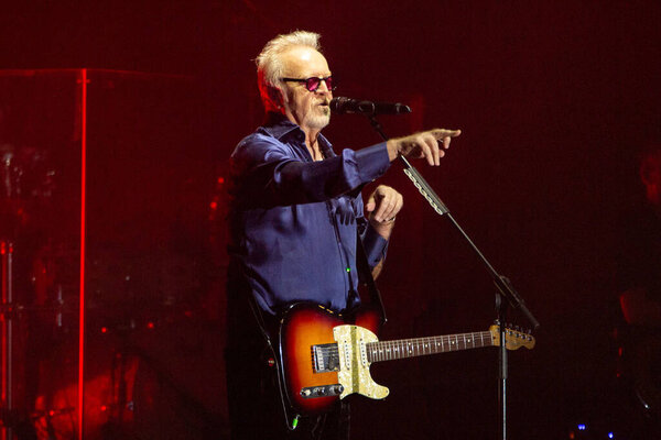 Умберто Тоцци во время концерта итальянской певицы Умберто Тоцци - Gloria forever il tour at the Teatro Team in Bari, Italy, December 21, 2022 - Credit: Oronzo Lavermicocc