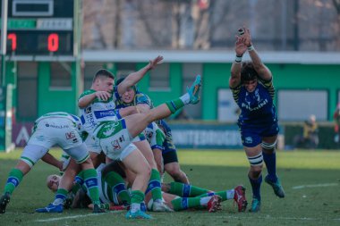 Alessandro Garbisi (Benetton Rugby) ve Andrea Zambonin (Zebre Rugby), 24 Aralık 2022 'de İtalya' nın Treviso kentinde bulunan Monigo Stadyumu 'nda oynanan Rugby Rugby karşılaşmasında karşı karşıya geldiler.