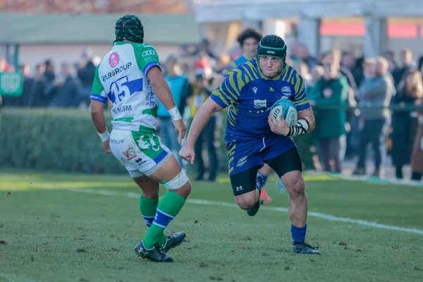 Giacomo Nicotera (Benetton Rugby) ve Pierre Bruno (Zebre Rugby), 24 Aralık 2022 'de İtalya' nın Treviso kentindeki Monigo Stadyumu 'nda oynanan United Rugby Şampiyonası maçında Benetton Rugby' ye karşı Zebre Rugby Klübü 'nde oynadılar.