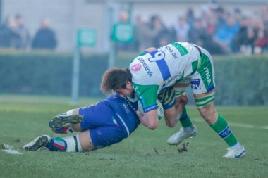 Givanni Pettinelli (Benetton Rugby) ve Ratko Jeliç (Zebre Rugby), 24 Aralık 2022 'de İtalya' nın Treviso kentindeki Monigo Stadyumu 'nda oynanan United Ragbi Şampiyonası karşılaşmasında Rugby Rugby' ye karşı Benetton Rugby