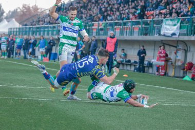 Rhyno Christo Smith (Benetton Rugby) ve Lorenzo Pani (Zebre Rugby), 24 Aralık 2022 'de İtalya' nın Treviso kentinde Monigo Stadyumu 'nda oynanan Rugby Rugby karşılaşmasında karşılaşmışlardı.