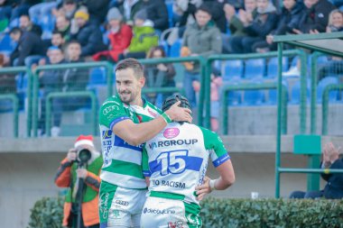 Rhyno Christo Smith (Benetton Rugby) ve Mattia Bellini (Benetton Rugby), 24 Aralık 2022 'de İtalya' nın Treviso kentindeki Monigo Stadyumu 'nda oynanan Rugby Rugby karşılaşmasında karşılaşmışlardı.