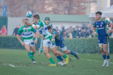 Mattia Bellini (Benetton Rugby) ve Pierre Bruno (Zebre Rugby), 24 Aralık 2022 'de İtalya' nın Treviso kentindeki Monigo Stadyumu 'nda oynanan United Rugby Şampiyonası karşılaşmasında Benetton Rugby' ye karşı oynadılar.