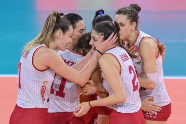 Galatasaray HDI Sigorta İstanbul oyuncuları 22 Aralık 2022 'de İtalya' nın Floransa kentinde Pala Wanny 'de Galatasaray HDI Sigorta İstanbul' a karşı düzenlenen Voleybol CEV Kupası Kadınlar Şampiyonası 'nda kutlama yaptılar: Lisa Guglielm