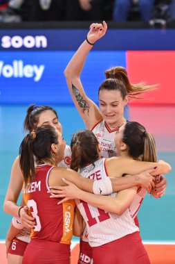 Galatasaray HDI Sigorta İstanbul oyuncuları 22 Aralık 2022 'de İtalya' nın Floransa kentinde Pala Wanny 'de Galatasaray HDI Sigorta İstanbul' a karşı düzenlenen Voleybol CEV Kupası Kadınlar Şampiyonası 'nda kutlama yaptılar: Lisa Guglielm