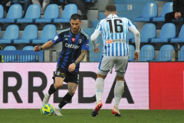 Marius Marin (Pisa), 26 Aralık 2022 tarihinde İtalya 'nın Ferrara kentindeki Paolo Mazza Stadyumu' nda oynanan İtalya Serisi B karşılaşmasında Luca Valzania (Spal) tarafından engellendi.