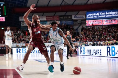 Gerald Robinson (Dinamo Sassari) ve Jayson Granger (Umana Reyer Venezia) İtalya Basketbol Şampiyonası sırasında Umana Reyer Venezia - Banco di Sardegna Sassari 'ye karşı Venedik, İtalya' da Taliercio 'da, 26 Aralık 2022