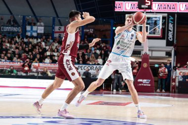 Derek Willis (Umana Reyer Venezia) ve Eimantas Bendzius (Dinamo Sassari) İtalya Basketbol Şampiyonası sırasında Umana Reyer Venezia, Banco di Sardegna Sassari 'ye karşı, İtalya' nın Venedik kentinde 26 Aralık 2022 'de Taliercio' da