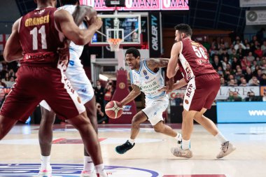 Gerald Robinson (Dinamo Sassari) ve Mitchell Watt (Umana Reyer Venezia) İtalya Basketbol Şampiyonası sırasında Umana Reyer Venezia, Banco di Sardegna Sassari 'ye karşı, İtalya' nın Venedik kentinde, 26 Aralık 2022 - Fotoğraf: Mattia Radon