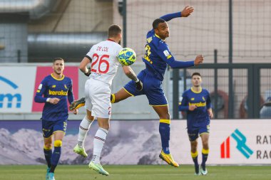 Davide Diaw (Modena) ve Filippo De Col (Sudtirol) İtalya 'nın Bozen şehrindeki Druso Stadyumu' nda oynanan FC Sudtirol-Modena FC maçı sırasında, 26 Aralık 2022 - Fotoğraf: Luca Dilibert