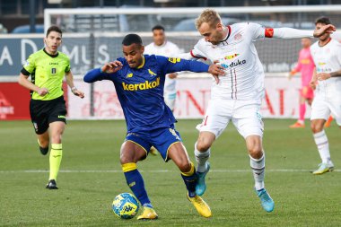İtalyan Serisi B maçında Davide Diaw (Modena) ve Fabian Tait (Sudtirol) FC Sudtirol, Modena FC 'ye karşı Bozen, İtalya' daki Druso stadyumunda, 26 Aralık 2022 - Fotoğraf: Luca Dilibert