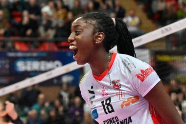 Bintu Diop (Bosca Cuneo) & # xA;, 26 Aralık 2022 'de İtalya' nın Cuneo kentindeki Pala Ubi Banca 'da İtalyan Serie A1 Kadınlar Cuneo Granda Volley' ye karşı Igor Gorgonzola Novara maçında bir sayı attıktan sonra kutluyor.