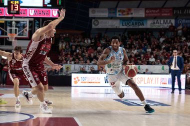 Gerald Robinson (Dinamo Sassari) ve Michael Bramos (Umana Reyer Venezia) İtalya Basketbol Şampiyonası sırasında Umana Reyer Venezia, Banco di Sardegna Sassari 'ye karşı Venedik, İtalya' da Taliercio 'da, 26 Aralık 2022