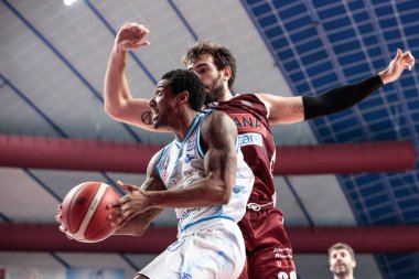 Gerald Robinson (Dinamo Sassari) ve Amedeo Tessitori (Umana Reyer Venezia) İtalya Basketbol Şampiyonası sırasında Umana Reyer Venezia, Banco di Sardegna Sassari 'ye karşı Venedik, İtalya' da Taliercio 'da, 26 Aralık 2022 - Fotoğraf: Mattia Radon