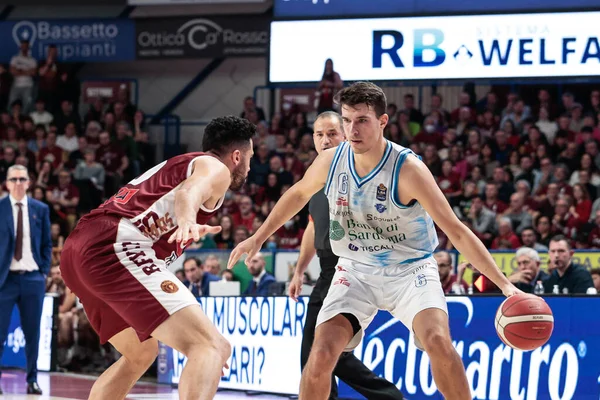Filip Kruslin (Dinamo Sassari) ve Mitchell Watt (Umana Reyer Venezia) İtalya Basketbol Şampiyonası sırasında Umana Reyer Venezia, Banco di Sardegna Sassari 'ye karşı Venedik, İtalya' da Taliercio 'da, 26 Aralık 2022 - Fotoğraf: Mattia Radon