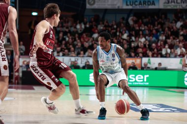 Gerald Robinson (Dinamo Sassari) ve Andrea De Nicolao (Umana Reyer Venezia) İtalya Basketbol Şampiyonası sırasında Umana Reyer Venezia - Banco di Sardegna Sassari 'ye karşı Venedik, İtalya' da Taliercio 'da, 26 Aralık 2022