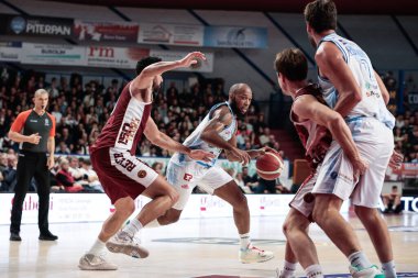 Chris Dowe (Dinamo Sassari) ve Mitchell Watt (Umana Reyer Venezia) İtalya Basketbol Şampiyonası sırasında Umana Reyer Venezia, Banco di Sardegna Sassari 'ye karşı, İtalya' nın Venedik kentinde, 26 Aralık 2022 - Fotoğraf: Mattia Radon