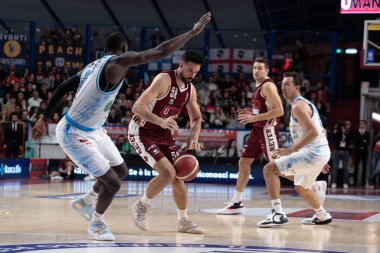 Mitchell Watt (Umana Reyer Venezia) ve Ousmane Diop (Dinamo Sassari) İtalya Basketbol Şampiyonası sırasında Umana Reyer Venezia, Banco di Sardegna Sassari 'ye karşı, 26 Aralık 2022 - Fotoğraf: Mattia Radon