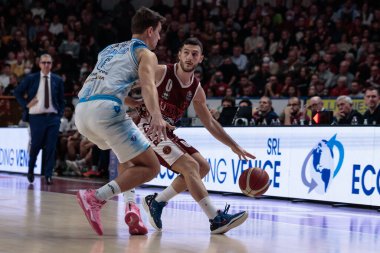 Marco Spissu (Umana Reyer Venezia) ve Filip Kruslin (Dinamo Sassari) İtalya Basketbol Şampiyonası sırasında Umana Reyer Venezia, Banco di Sardegna Sassari 'ye karşı, İtalya' nın Venedik kenti Taliercio 'da, 26 Aralık 2022