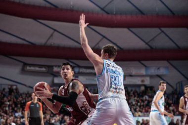 Derek Willis (Umana Reyer Venezia) ve Eimantas Bendzius (Dinamo Sassari) İtalya Basketbol Şampiyonası sırasında Umana Reyer Venezia, Banco di Sardegna Sassari 'ye karşı, İtalya' nın Venedik kentinde 26 Aralık 2022 'de Taliercio' da