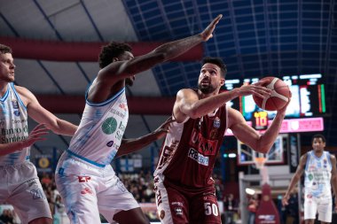 Mitchell Watt (Umana Reyer Venezia) ve Deshawn Stephens (Dinamo Sassari) İtalya Basketbol Şampiyonası sırasında Umana Reyer Venezia, Banco di Sardegna Sassari 'ye karşı Venedik, İtalya' da Taliercio 'da, 26 Aralık 2022 - Fotoğraf: Mattia Radon