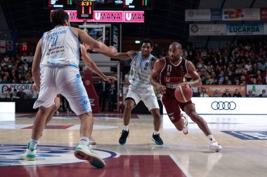 Jayson Granger (Umana Reyer Venezia) ve Gerald Robinson (Dinamo Sassari) İtalya Basketbol Şampiyonası sırasında Umana Reyer Venezia - Banco di Sardegna Sassari 'ye karşı Venedik, İtalya' da Taliercio, 26 Aralık 2022 - Fotoğraf: Mattia Radon