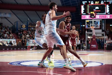 Allerik Freeman (Umana Reyer Venezia), Jamal Jones (Dinamo Sassari) ve Luca Gandini (Dinamo Sassari) İtalya Basketbol Şampiyonası 'nda Umana Reyer Venezia Banco di Sardegna Sassari' ye karşı, 26 Aralık 202 'de İtalya' nın Venedik kentinde Taliercio 'da