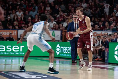 Andrea De Nicolao (Umana Reyer Venezia) ve Gerald Robinson (Dinamo Sassari) İtalya Basketbol Şampiyonası sırasında Umana Reyer Venezia, Banco di Sardegna Sassari 'ye karşı Venedik, İtalya' da Taliercio, 26 Aralık 2022 - Fotoğraf: Mattia Radon