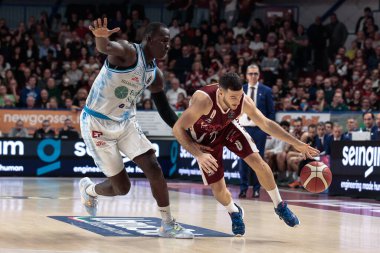 Marco Spissu (Umana Reyer Venezia) ve Ousmane Diop (Dinamo Sassari) İtalya Basketbol Şampiyonası sırasında Umana Reyer Venezia, Banco di Sardegna Sassari 'ye karşı, İtalya' nın Venedik şehrinde 26 Aralık 2022 'de Taliercio' da