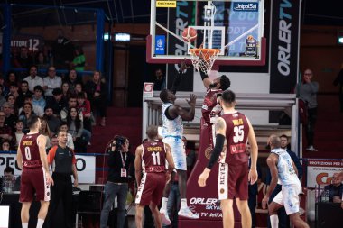 Jordan Parks (Umana Reyer Venezia) ve Ousmane Diop (Dinamo Sassari) İtalya Basketbol Şampiyonası sırasında Umana Reyer Venezia, Banco di Sardegna Sassari 'ye karşı Venedik, İtalya' da Taliercio 'da, 26 Aralık 2022