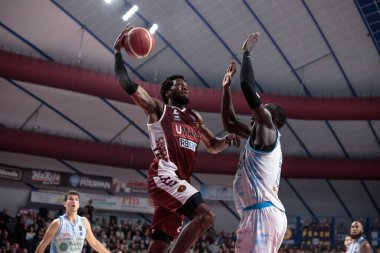 Jordan Parks (Umana Reyer Venezia) ve Ousmane Diop (Dinamo Sassari) İtalya Basketbol Şampiyonası sırasında Umana Reyer Venezia, Banco di Sardegna Sassari 'ye karşı Venedik, İtalya' da Taliercio 'da, 26 Aralık 2022
