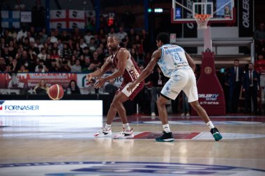 Jayson Granger (Umana Reyer Venezia) ve Gerald Robinson (Dinamo Sassari) İtalya Basketbol Şampiyonası sırasında Umana Reyer Venezia - Banco di Sardegna Sassari 'ye karşı Venedik, İtalya' da Taliercio, 26 Aralık 2022 - Fotoğraf: Mattia Radon