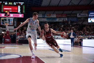 Marco Spissu (Umana Reyer Venezia) ve Eimantas Bendzius (Dinamo Sassari) İtalya Basketbol Şampiyonası sırasında Umana Reyer Venezia, Banco di Sardegna Sassari 'ye karşı, İtalya' nın Venedik kentinde 26 Aralık 2022 'de Taliercio' da