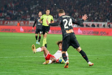 Mehdi Dorval (SSC Bari) ve Filip Jagiello (Genoa CFC) İtalya 'nın Bari kentindeki San Nicola Stadyumu' nda oynanan SSC Bari-Ceneviz maçı sırasında, 26 Aralık 2022 - Fotoğraf: Emmanuele Mastrodonat