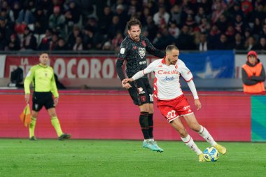 Antonio Mazzotta (SSC Bari) ve Mattia Aramu (Genoa CFC), İtalya 'nın Bari kentindeki San Nicola Stadyumu' nda oynanan SSC Bari vs Cenova CFC karşılaşmasında, 26 Aralık 2022 - Fotoğraf: Emmanuele Mastrodonat