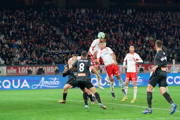 Eddie Salcedo (SSC Bari) ve Waild Cheddira (SSC Bari) (SSC Bari) İtalya 'nın Bari şehrindeki San Nicola Stadyumu' nda oynanan SSC Bari vs Cenova CFC karşılaşmasında, 26 Aralık 2022 - Fotoğraf: Emmanuele Mastrodonat
