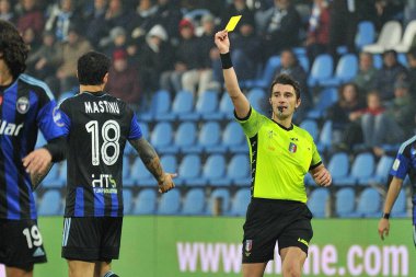 Hakem Alessandro Prontera, 26 Aralık 2022 tarihinde İtalya 'nın Ferrara kentindeki Paolo Mazza Stadyumu' nda oynanan İtalyan Serie B karşılaşmasında Giuseppe Mastinu 'ya (Pisa) sarı kart gösteriyor.