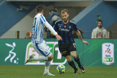 Giuseppe Sibilli (Pisa) 26 Aralık 2022 tarihinde İtalya 'nın Ferrara kentindeki Paolo Mazza Stadyumu' nda oynanan İtalyan Serie B karşılaşmasında Matteo Prati (Spal) tarafından engellendi.