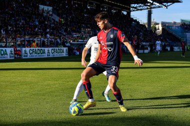 Cagliari Calcio takımından Adam Obert İtalya 'nın Cagliari kentinde 26 Aralık 2022' de oynanan Cagliari maçında Cagliari-Cosenza maçı sırasında