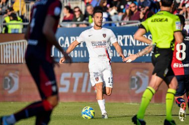 Cosenza Calcio 'dan Andrea Meroni İtalya' nın Cagliari kentinde 26 Aralık 2022 'de oynanan Cagliari maçında Cagliari-Cosenza maçında