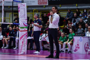 Marco Musso head coach of UYBA Unet E-Work Busto Arsizio reacts during Volley Serie A women 2022/23 volleyball match between UYBA Unet E-Work Busto Arsizio and Il Bisonte Firenze at E-Work Arena, Busto Arsizio, Italy on January 07, 2023 - Credit: Fab