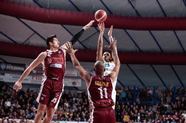 Karvel Anderson (Tezenis Verona), Derek Willis (Umana Reyer Venezia) and Jayson Granger (Umana Reyer Venezia) during Italian Basketball A Serie  Championship Umana Reyer Venezia vs Tezenis Verona at the Taliercio in Venice, Italy, January 08, 2023 - 